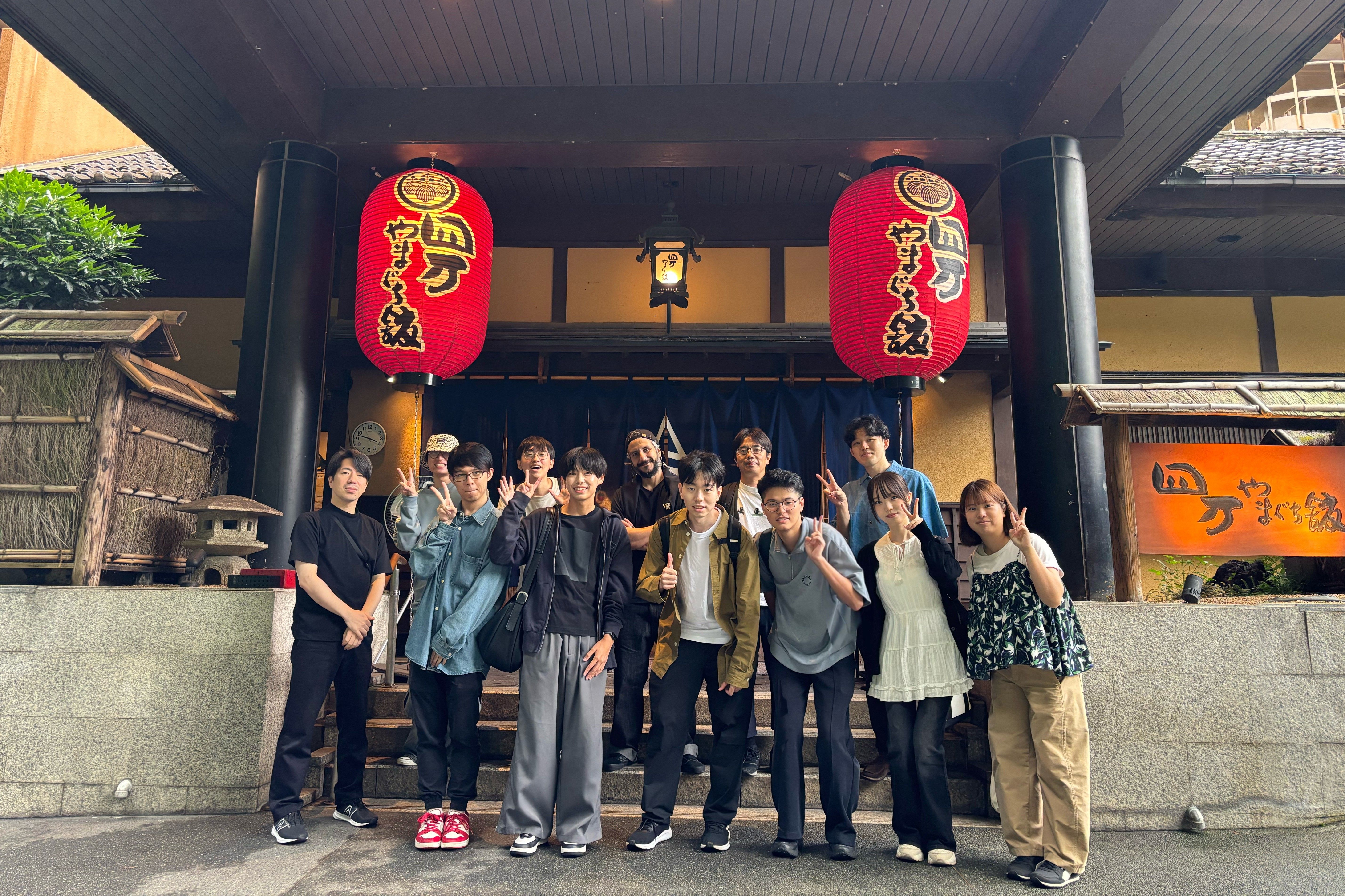 四万やまぐち館の前で集合写真